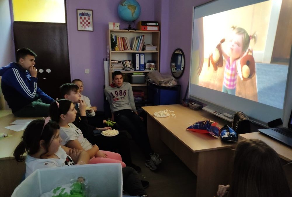 Organiziralu smo gledanje filma „izvrnuto-obrnuto“ u prostorima Udruge,  radionicu je vodila sara bojić, mag. pedagogije